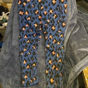 POP fit leggings with pockets and leopard print design- pink and blue